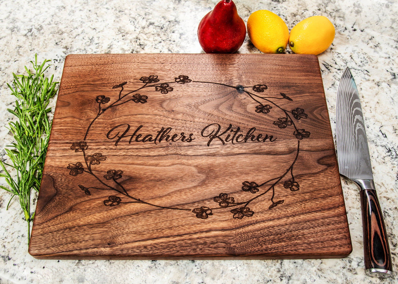 El elegante patrón floral le da un toque único y elegante. Un gran regalo para bodas, aniversarios, inauguraciones de casas y más.