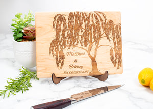 ¡Celebre su noveno aniversario con una tabla de cortar Willow Tree! Hecho a mano de hermosa madera dura.