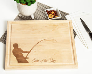 Tabla de cortar grabada personalizada para papá | Diseño de pescador personalizado | Opciones de madera dura de nogal, caoba o arce