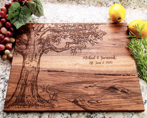 Esta tabla de cortar con diseño de escena del río con iniciales dentro de un corazón es un regalo perfecto para bodas o aniversarios.